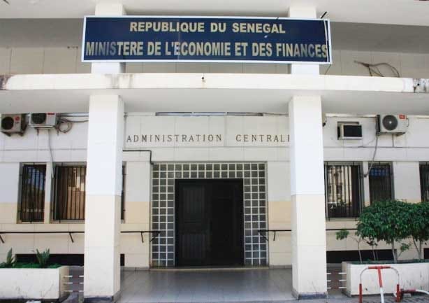 Croissance économique sénégalaise projetée à 3,2 % grâce aux hydrocarbures et à l'investissement